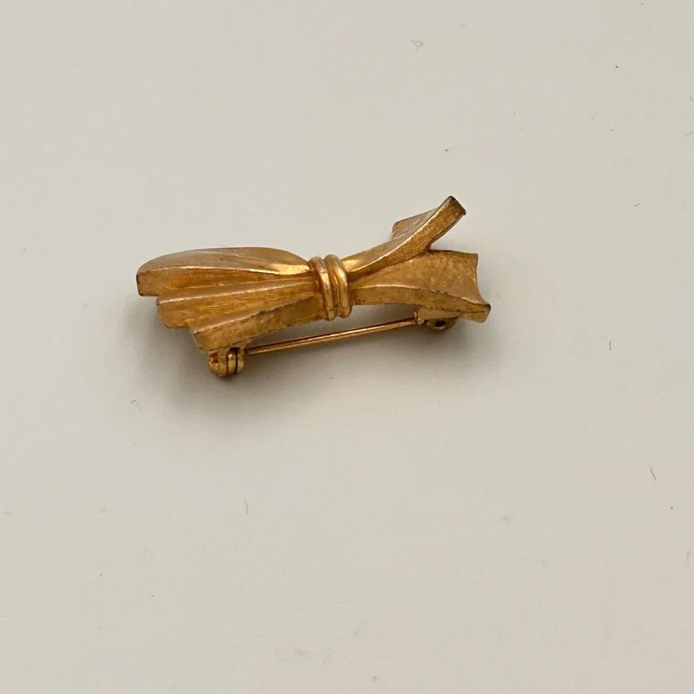 Vintage Gold Tone Bow Brooch Small Ribbon Lapel Pin Textured Finish Accessory
